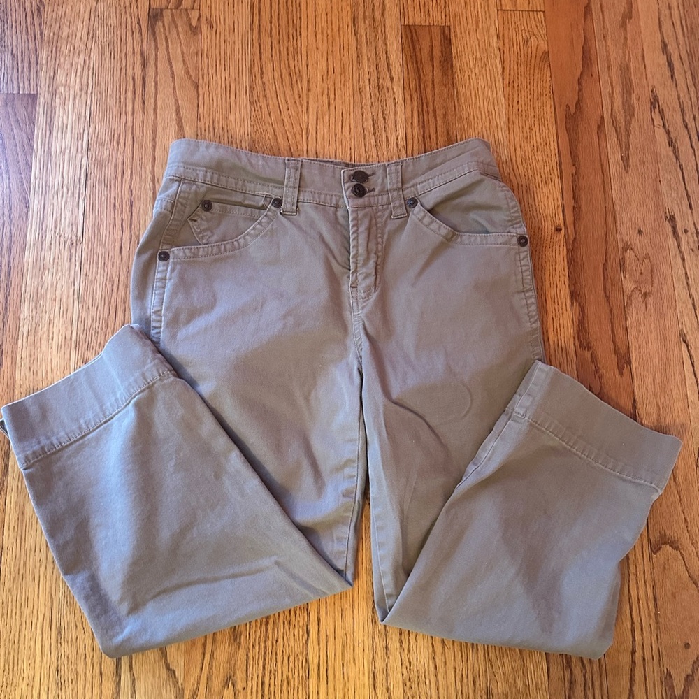 Gloria Vanderbilt Women's Tan/Khaki Capris size 4